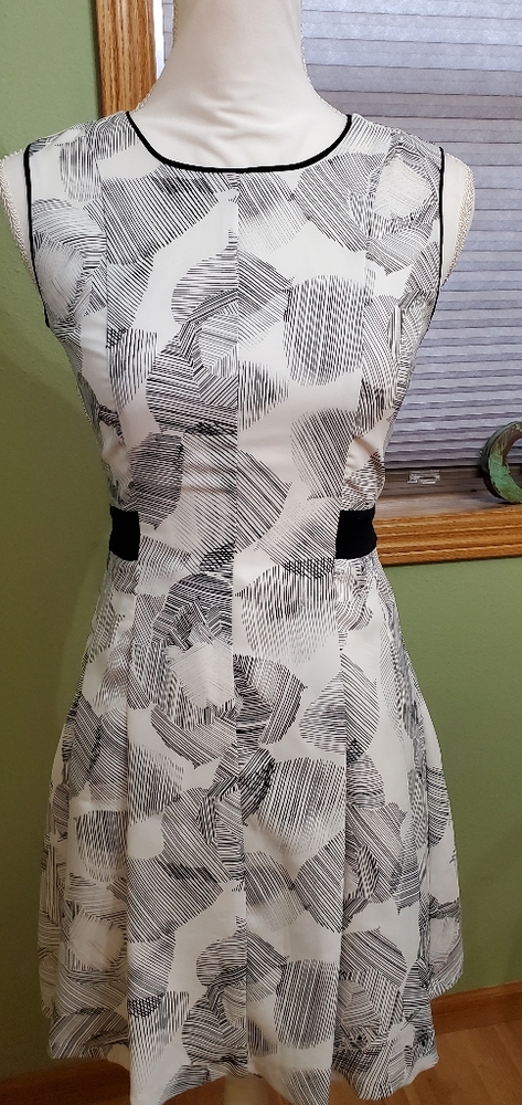 G2000 black and white dress. Size 32. Sleeveless.